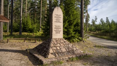 Ett minnesmärke över C G Mannerheim som tog emot militärer vid förbimarsch i Harparskog.