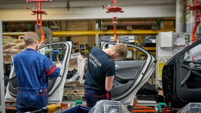 Bildörrar monteras fast på Mercedesbilar på bilfabriken i Nystad.