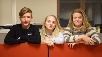 Tre ungdomar bredvid varandra.