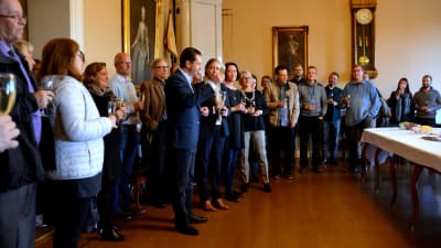 Stadsdirektör Jan D. Oker-Blom utbringar en skål.