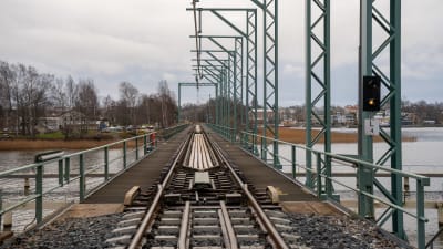Järnvägsbron vid Ekenäs är elektrifierad. 
