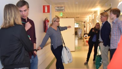 Överläkare Solverig Lundqvist presenterar Raseborgs sjukhus för medicine studerande.