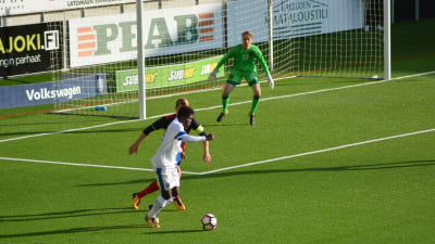 Serge Atakayi med bollen
