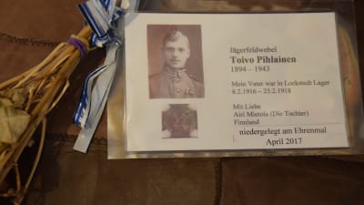 Jägaren Toivo Pihlainens dotter Airi Mietola var på besök i Lockstedter lager och lämnade ett minneskort efter sig