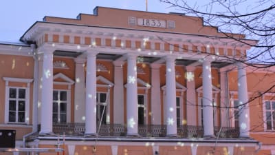 Snöflingor avbildade på Åbo Akademis huvudbyggnad i samband med ljusshow då Åbo Akademi 100 år- jubileumsåret invigdes.
