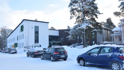 En vintrig dag utanför Raseborgs mentalvårdscenter.