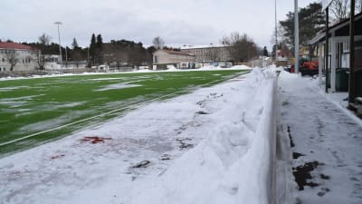 Centrumplan i Ekenäs den 5 mars 2018 kvart över två på eftermiddagen. Litet grön konstgräsplan, men ännu är det snö kvar.