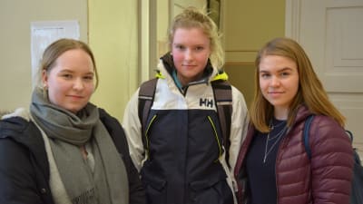 Fanny, Mia och Emma från Lovisanejdens högstadium.