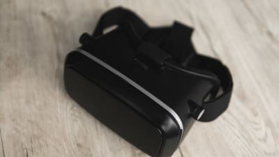Ett VR-headsett på ett bord.