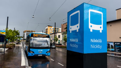 Buss som väntar på att köra iväg från ändhållplatsen.