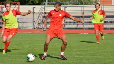 Anthony Olusanya med bollen