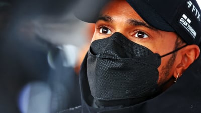 Lewis Hamilton med munskydd 2022.