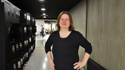 Camilla kronqvist, universitetslärare i filosofi och etik i en korridor i Aurum. 