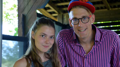 Skådespelarna Eline Lundeberg och Albert Häggblom på Postbacken.