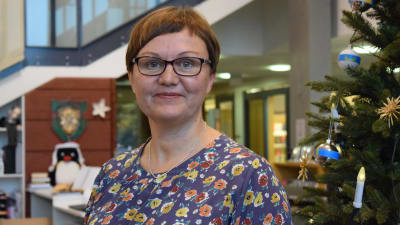 Anneli Pahta i blommmig klänning.