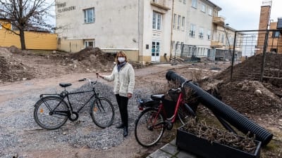 Rektor Catharina von Schoultz på Akans uppgrävdagård. 