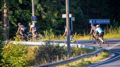 Deltagare i Tour de Östnyland 2022 cyklar vid Vålaxvägen.
