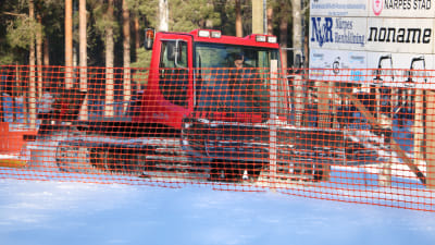 En snöplog förbereder skidspår.
