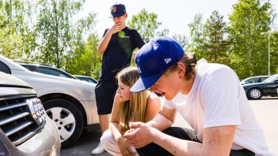 Ronnie Katkovsky, Ninja Alanen ja Benjamin Suutari tutustuvat kesäautoon.