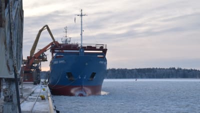 Frakrfartyg vid Ingå hamn.