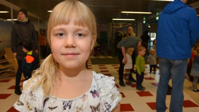 Tyra Lindroos är 7 år och brukar titta på Buu-klubben.