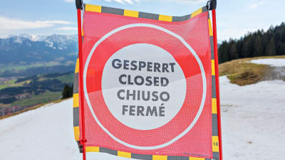 En skylt med texten "Gesperrt, closed, chiuso, fermé.
