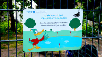 Skylt med texten "förbjudet att mata djuren" i Kuppisparken.