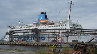 Wasa express står förtöjd vid piren i Vasa hamn. Bilden är tagen från färjans vänstra sida, sett från hamnen. 