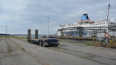 En av pirerna i Vasa hamn är inte i bruk. På bilden ser man ett tomt lastbilssläp på den ogräsbevuxna piren. I bakgrunden står färjan Wasa Express. 