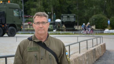 Distriktchef Henrik Nystén från Försvarsutbildningsföreningen står vid Indre hamnen i Vasa.