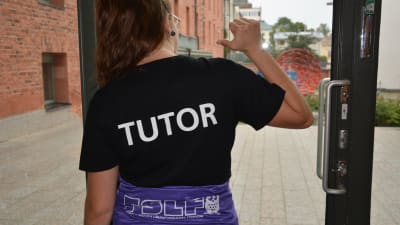 Tutorerna finns till hands för de nya studerandena den första tiden.