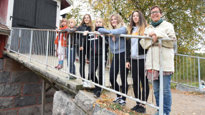 Elever och en förälder på en ladugårdsbro.
