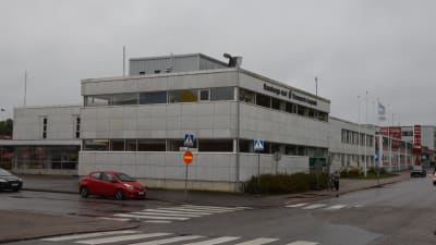 Ett marmorfärgat hus i Karis som heter Fokus, bland annat biblioteket finns i byggnaden.