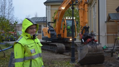 Arkeolog Maija Helamaa följer med grävarbetena vid Jakobstads kyrka