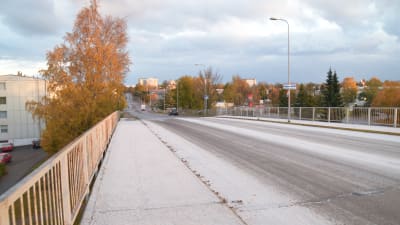 Järnvägsbron i Hangö som heter Halmstadsgatan.