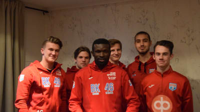 Nya tränaren Babatunde Wusu tillsammans med några av BK-46:s unga spelare.