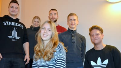 Elliot Ahlskog, Wilhelmina Syrenius, Heidi Kaarto, Elias Berglund, Ville Toivari och Karl Håkans är elever i årskurs två och tre vid Vasa övningsskolas gymnasium.