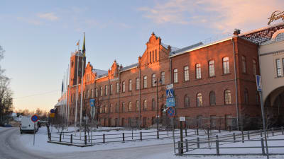 Stadshuset i Jakobstad i blekt vinterljus