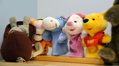 Rad med handdockor som föreställer figurer ur Nalle Puh.