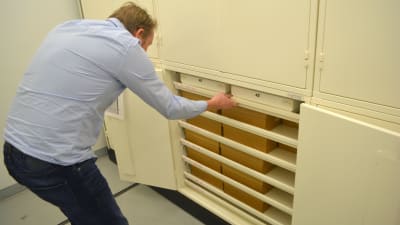 Museimästare Martti Hildén drar ut en av lådorna i naturhistoriska museets äggsamling