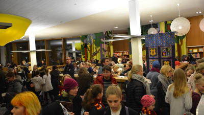 Många barn tränger sig under Harry Potter-evenemang i Åbo. 