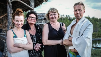 Katja Paju ja Leena Louhisuo sekä toimittajat Hannamari Hoikkala ja Nicke Aldén saunan jälkeen kylpytakit/pyyhkeet päällä Kammi-kylässä Nummijärvellä.