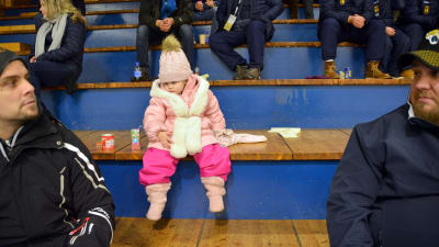 Luna är tre år gammal och med på ishockeymatch