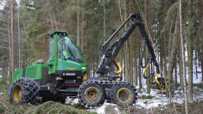 Skogsavverkningsmaskin utför plockhuggning.