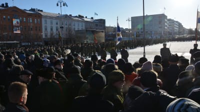 Militär och publik samlade i massor vid Vasa torg.