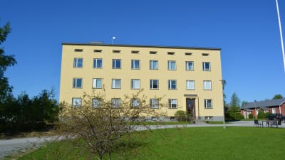 Solen lyser på den gula Lagmansgården.