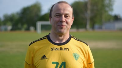 Johan Andberg vid sportplan i Sjundeå.