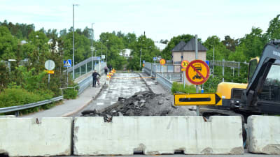 Järnvägsbron i Karis avstängd för trafik med betonggrisar inför byggarbete och rivning av bron.