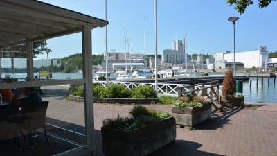 Vy över gästhamnen och hotellet i Pargas.