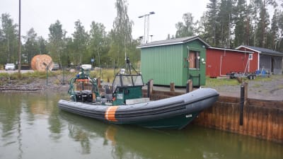 Liten sjöbevakningsbåt vid brygga